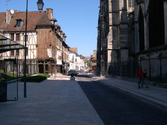  Entre le musée Saint-Loup et la cathédrale
